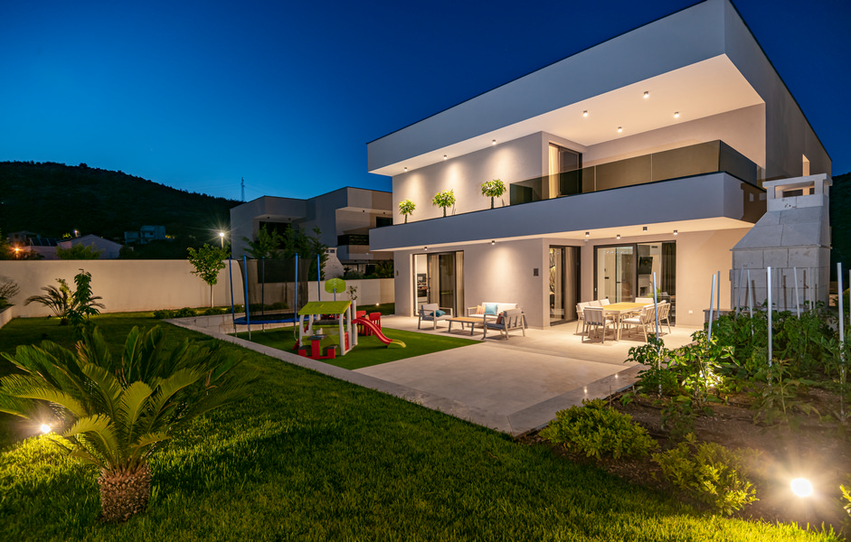 Grand jardin avec aire de jeux et vue mer - biens immobiliers Croatie H2847