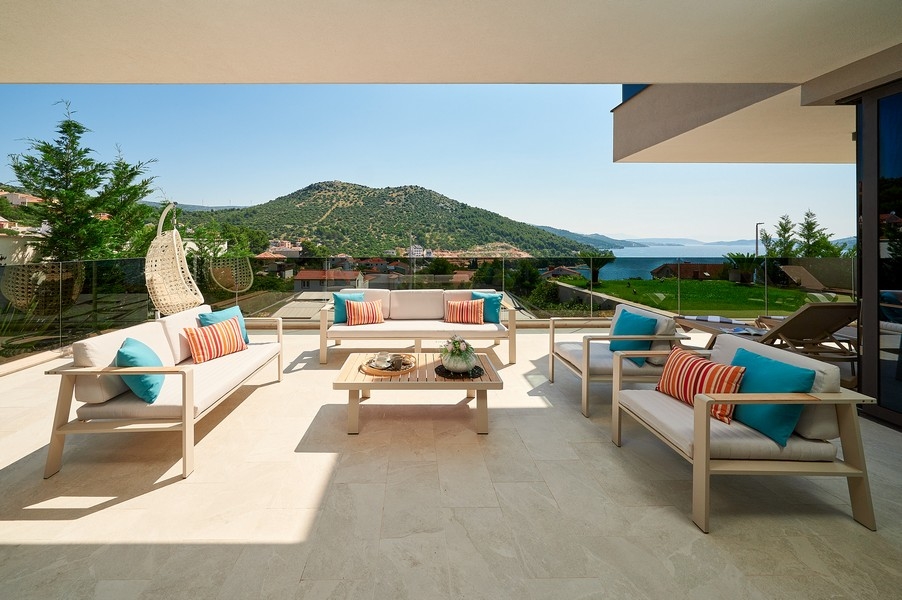 Grande terrasse avec couverture