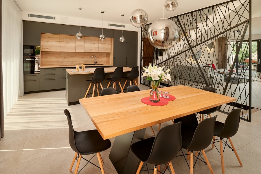 Cuisines haut de gamme avec coin repas