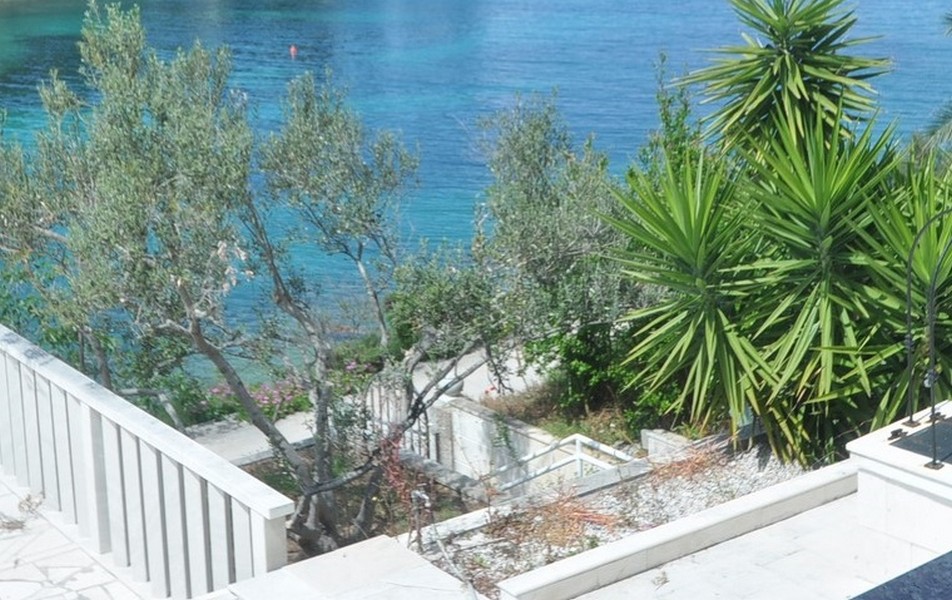 Vue sur la mer cristalline depuis le jardin d'une maison en bord de mer à acheter en Croatie