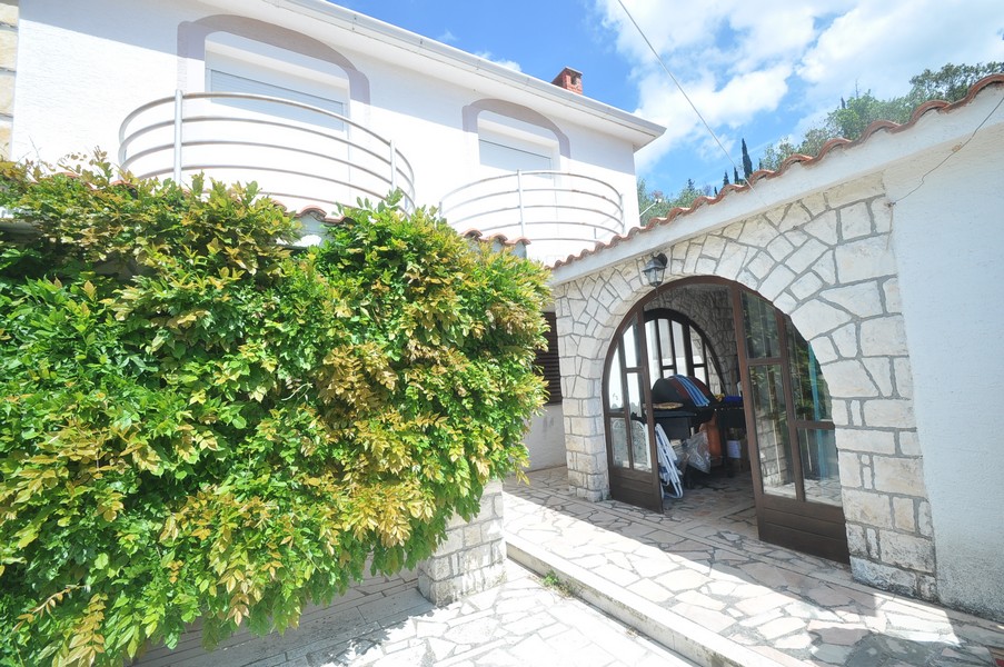Entrée de la maison méditerranéenne en bord de mer en Croatie à l'architecture en pierre.