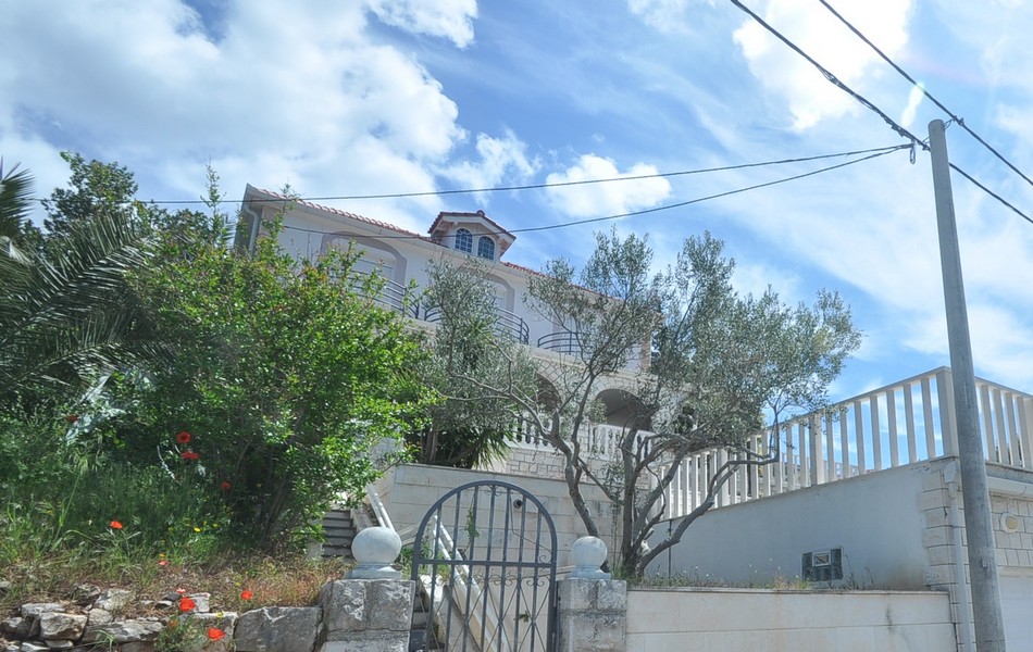 Façade d'une maison en bord de mer en vente en Croatie sur l'île de Solta.