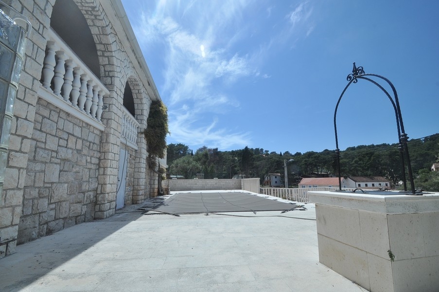 Salon agréable dans la maison en bord de mer en Croatie, idéal pour les réunions de famille