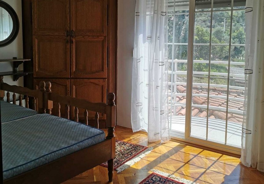 Couloir à l'étage avec aménagement traditionnel dans la maison en bord de mer en Croatie.