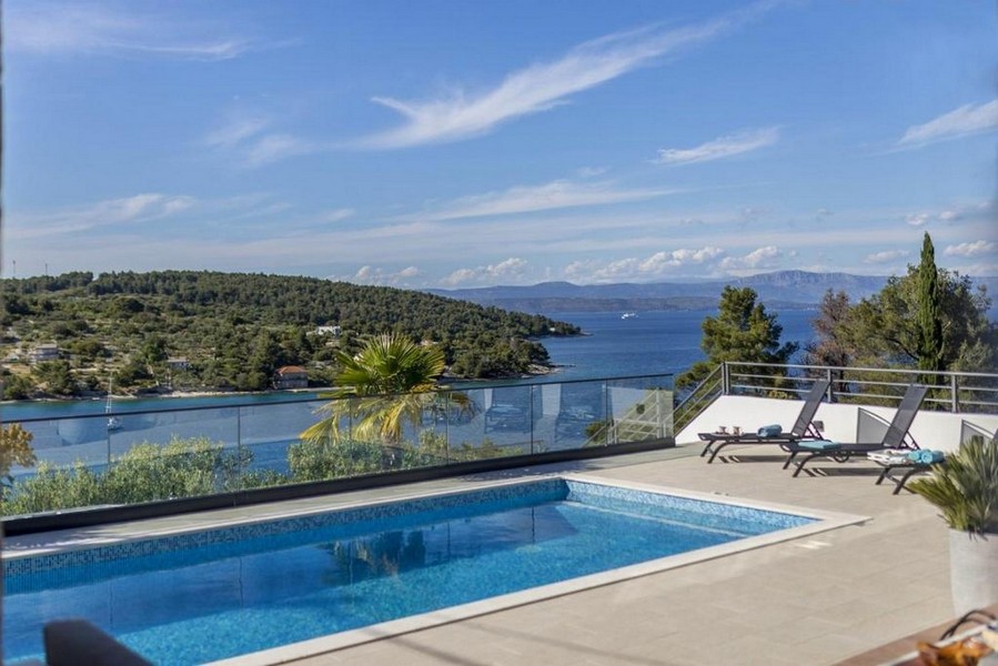 Villa à vendre Croatie - Panorama Scouting avec piscine et vue mer sur l'île de Solta.