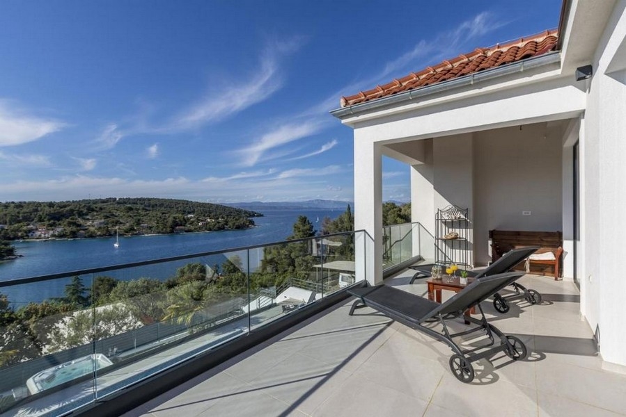 Terrasse d'une villa à vendre en Croatie - Panorama Scouting avec vue mer.