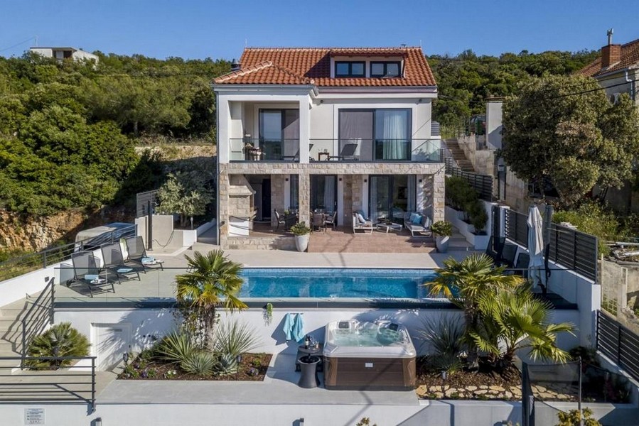 Vue aérienne de la villa à vendre Croatie - Panorama Scouting avec piscine sur l'île de Solta