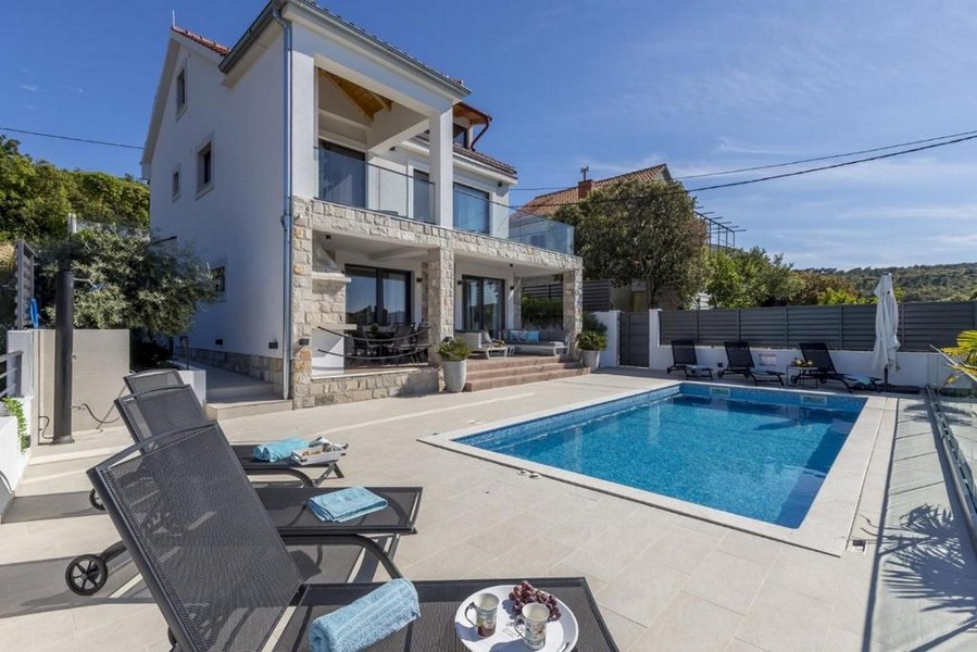 Espace piscine de la villa exclusive en Croatie - Panorama Scouting sur le marché immobilier.