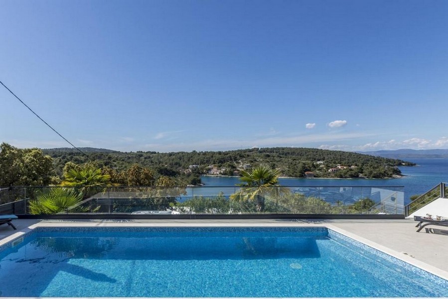 Piscine à débordement avec vue sur la côte croate - villa à vendre chez Panorama Scouting.