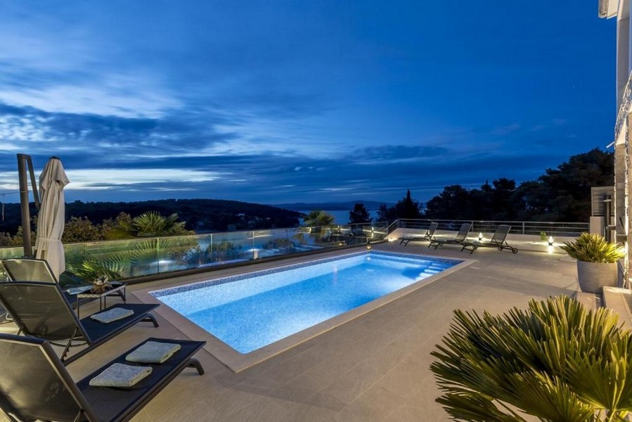 Ambiance du soir près d'une villa en Croatie - Panorama Scouting avec piscine éclairée
