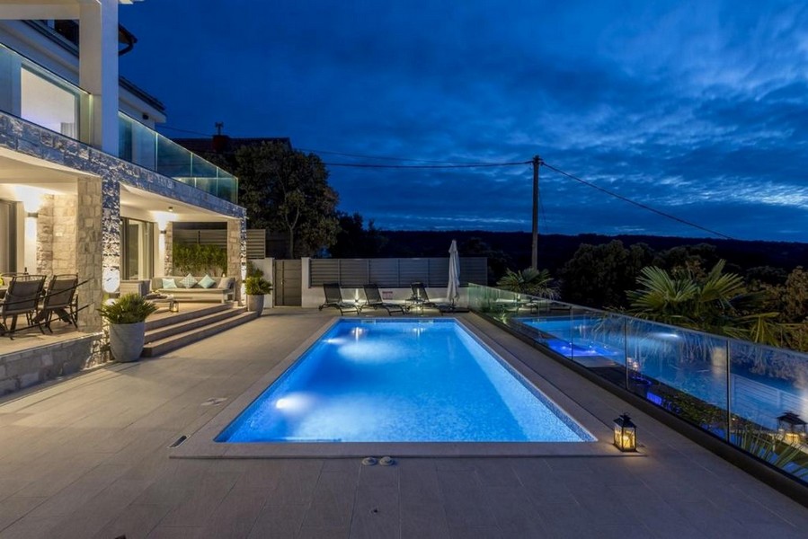 Vue de nuit de l'éclairage de la piscine d'une villa en Croatie - Panorama Scouting.