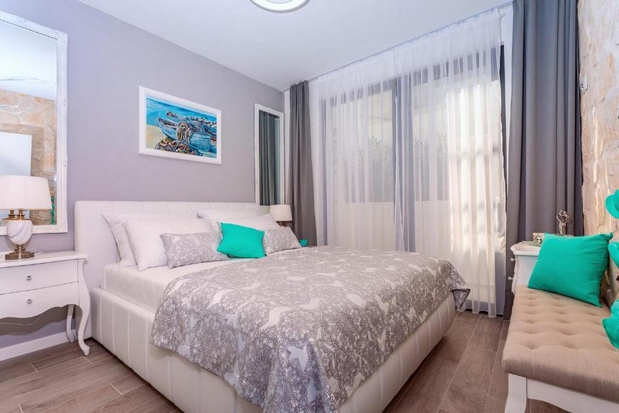 Chambre dans une villa à vendre en Croatie - Panorama Scouting avec intérieur élégant.