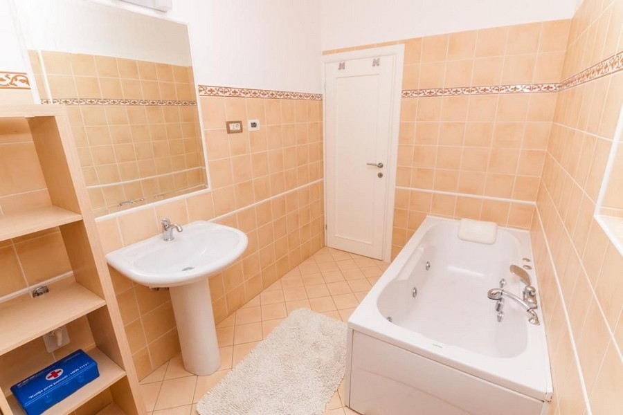 Salle de bains avec baignoire