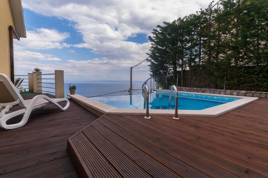 Immeuble de rapport avec piscine et vue mer à Lovran - biens immobiliers Croatie