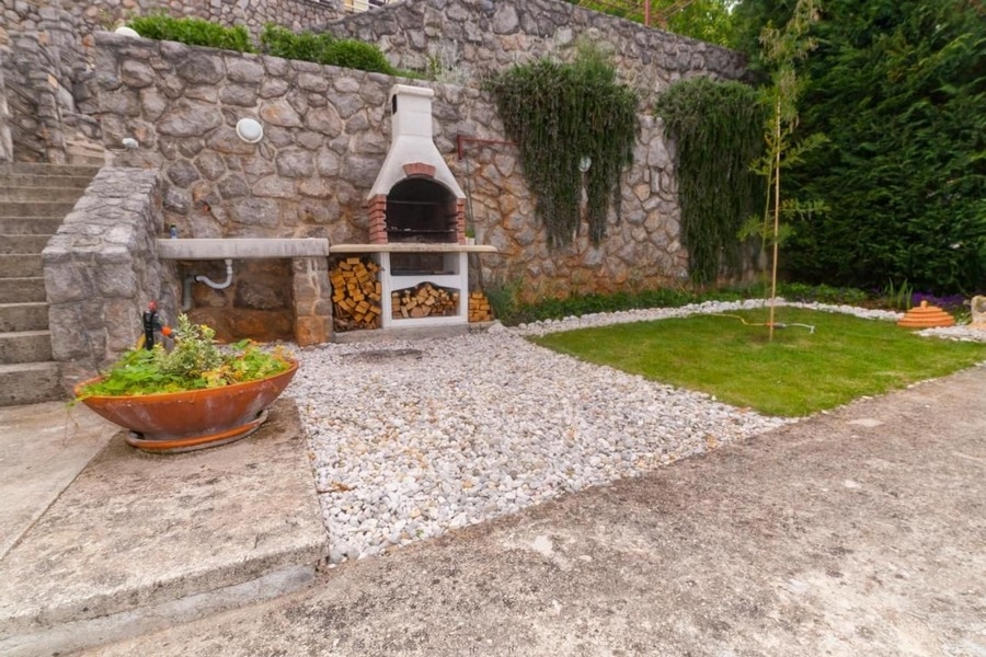 Grand jardin avec barbecue