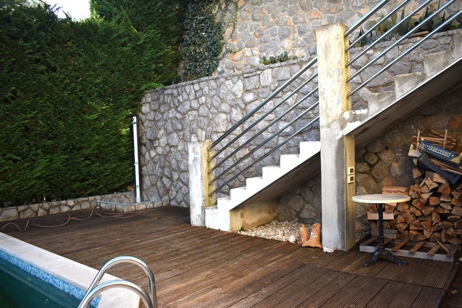 Terrasses en bois avec piscine et jacuzzi