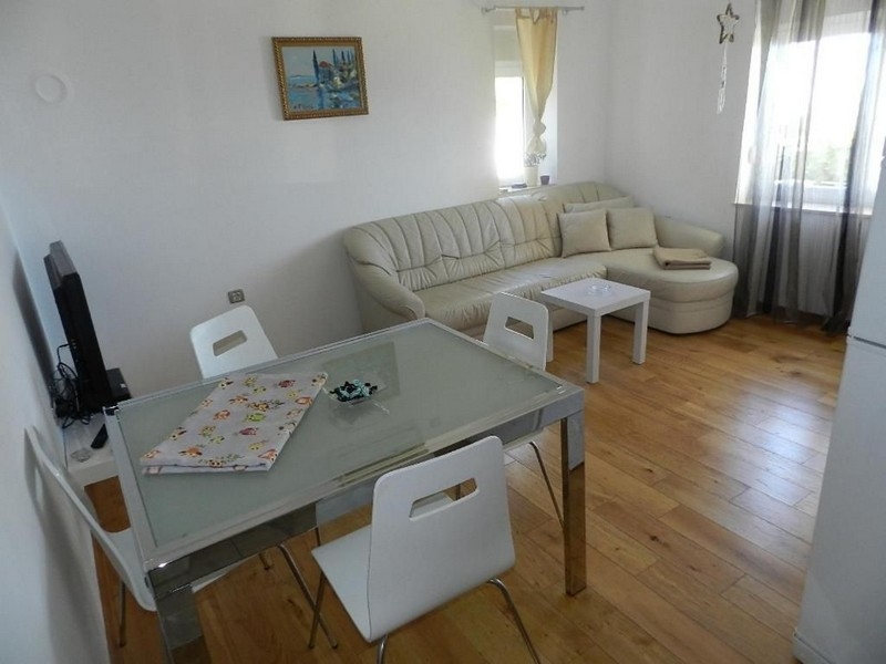 Salon avec fenêtre