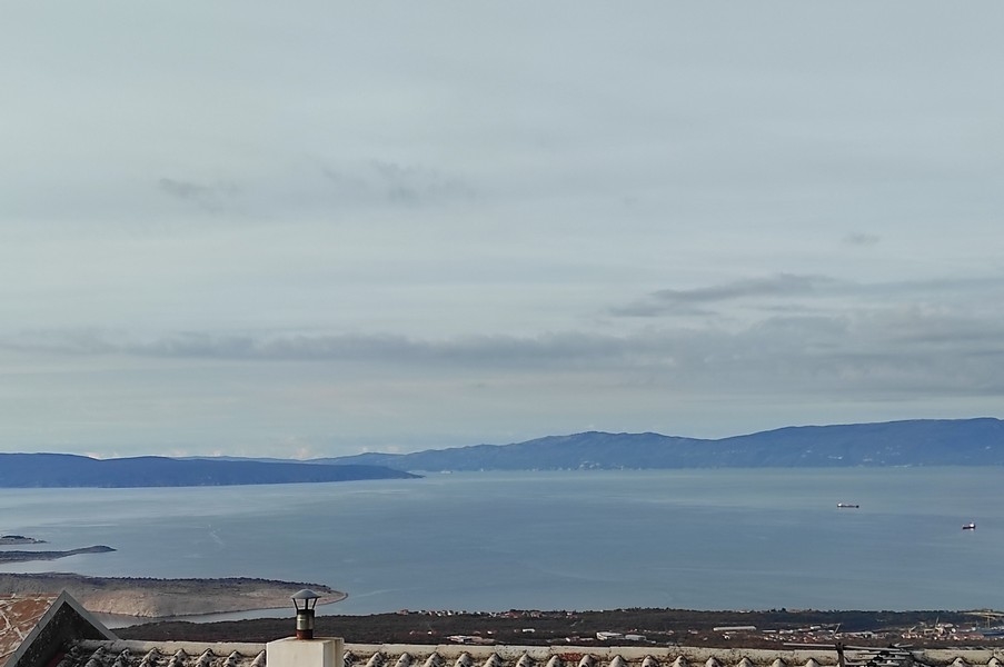 Vue brumeuse sur la mer jusqu'à l'île d'en face