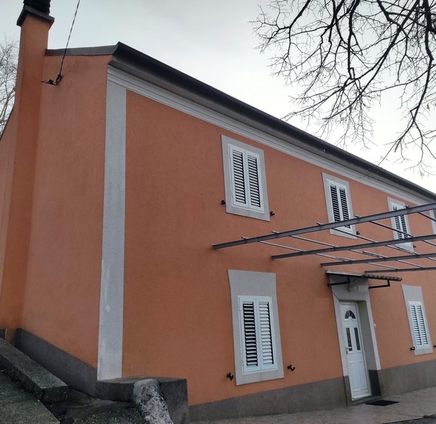 Maison individuelle avec potentiel et façade rénovée