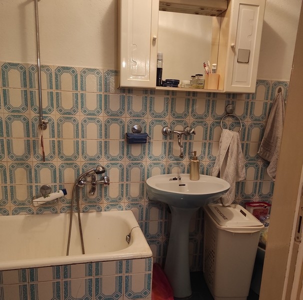 Salle de bains avec baignoire