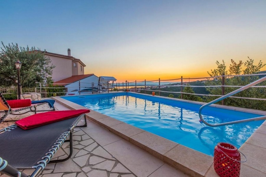 Piscine avec vue mer au coucher du soleil dans un bien en Croatie - H2870 Panorama Scouting