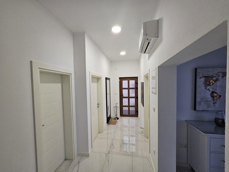 Couloir lumineux et aéré au sol brillant dans une maison à plusieurs logements en bord de mer en Croatie