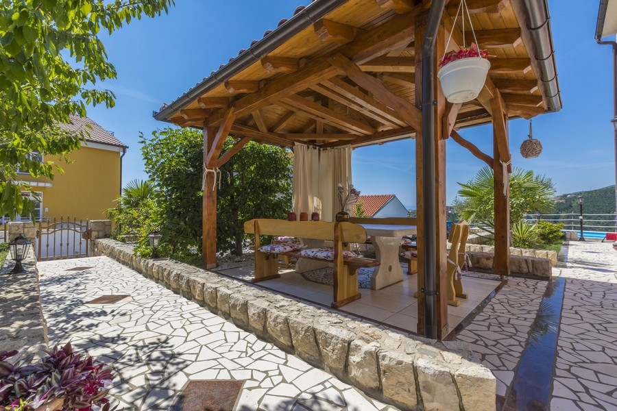 Espace de loisirs couvert à côté de l'espace piscine de la maison à plusieurs logements en Croatie
