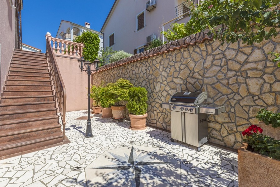 Coin barbecue pavé à l'extérieur de la maison à plusieurs logements en Croatie
