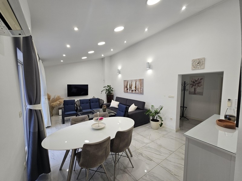 Salon moderne à l'aménagement minimaliste dans un appartement en Croatie