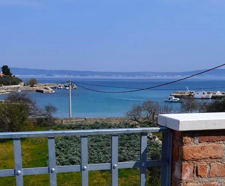 Vue mer depuis la terrasse supérieure d'une maison en pierre en Croatie, idéale pour les acheteurs.
