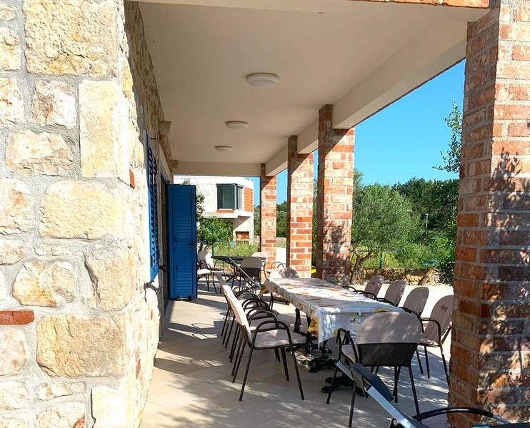 Espace extérieur d'une maison en pierre en vente en Croatie, parfait pour se réunir.