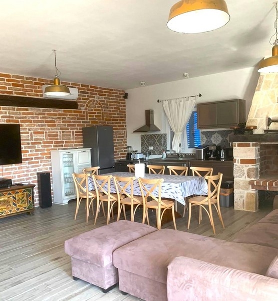 Intérieur agréable et moderne d'une maison en pierre dalmate à vendre en Croatie.