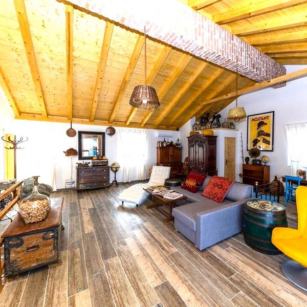 Salon élégant à haut plafond dans une villa en pierre à vendre sur la côte croate.