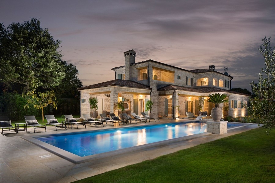 Luxueuse villa en pierre avec piscine éclairée de nuit, une propriété exclusive à vendre en Croatie