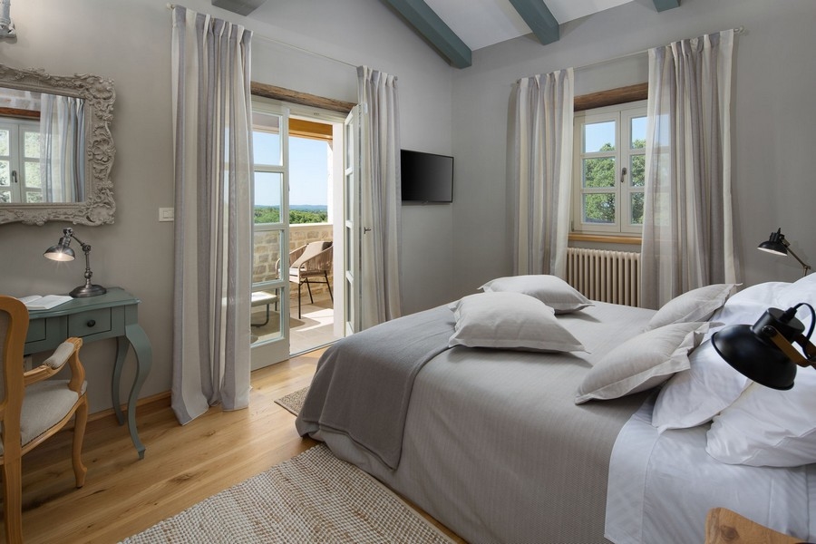 Chambre avec bureau et miroir dans une villa à Kanfanar
