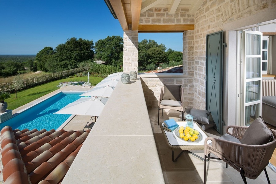 Vue du balcon sur un espace piscine séduisant, partie d'une magnifique villa à vendre en Croatie