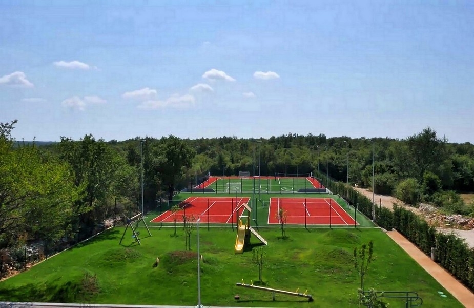 Grand terrain de sport : football, basket et bien plus, aire de jeux incluse