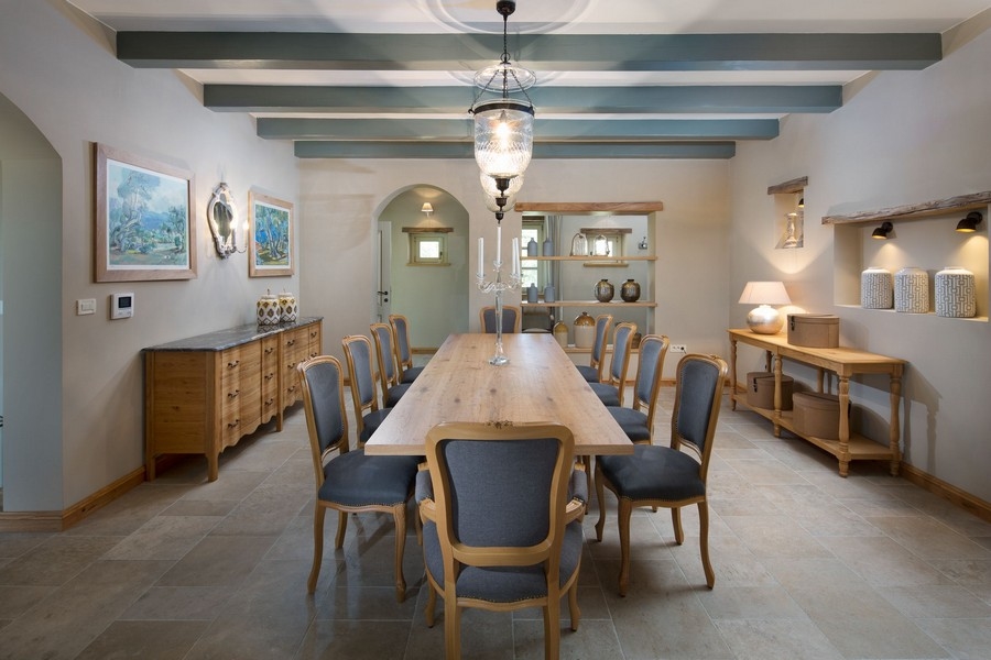 Grand coin repas avec longue table en bois dans une villa croate, parfait pour des soirées conviviales