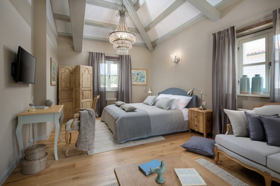 Chambre avec poutres de plafond en bois dans une villa en Istrie