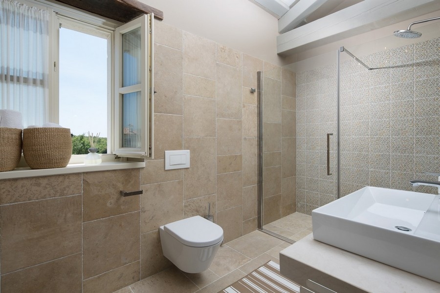 Salon agréable avec canapé, fauteuils et accès à la terrasse dans une villa de luxe en Croatie