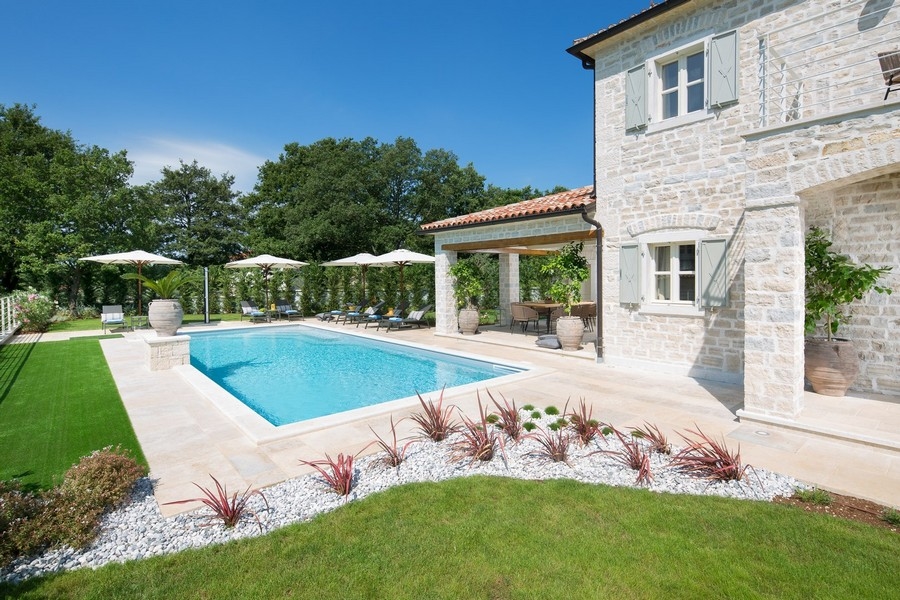Élégante propriété en Croatie avec piscine, pelouse entretenue et arbustes décoratifs
