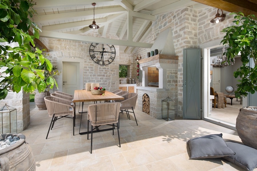 Terrasse agréable avec cuisine d'extérieur et murs en pierre dans une villa en Croatie.