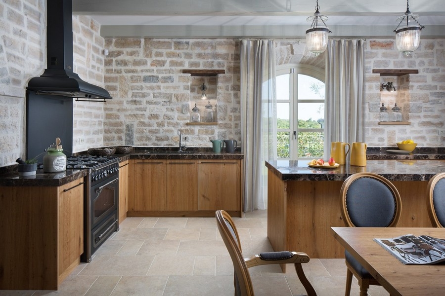 Cuisine croate traditionnelle avec meubles en bois et appareils modernes
