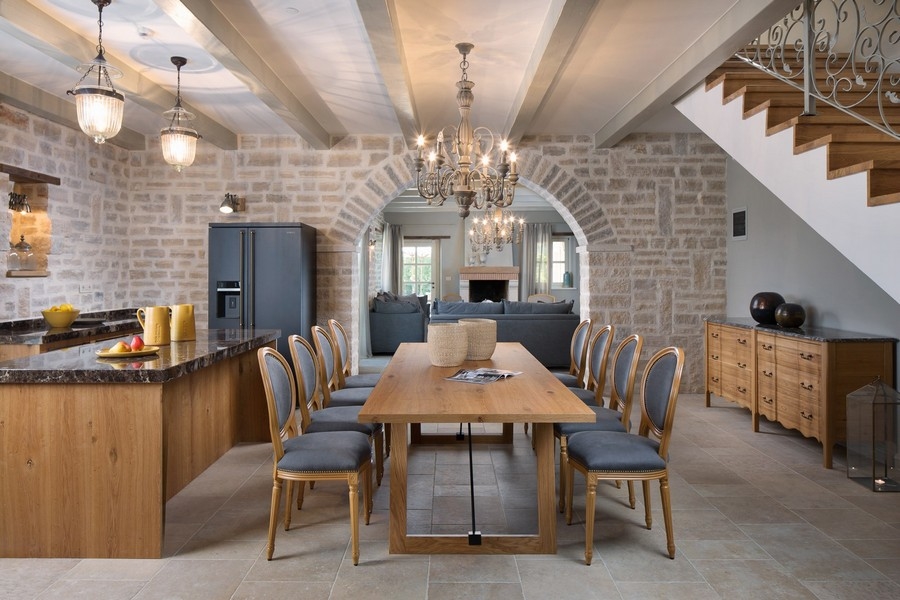 Séjour et coin repas ouverts avec table en bois et luminaires élégants dans une villa croate.