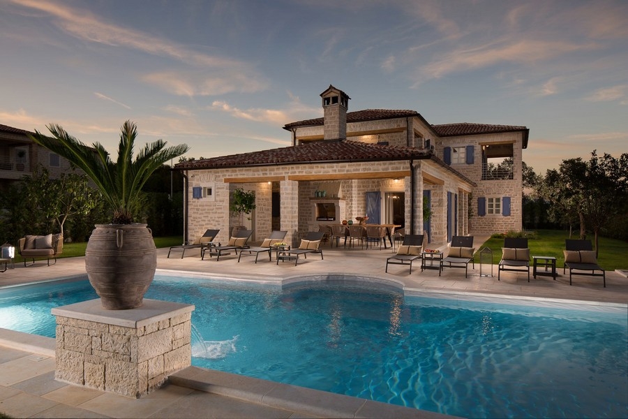 Villa en pierre avec piscine et mobilier extérieur au crépuscule à Kanfanar