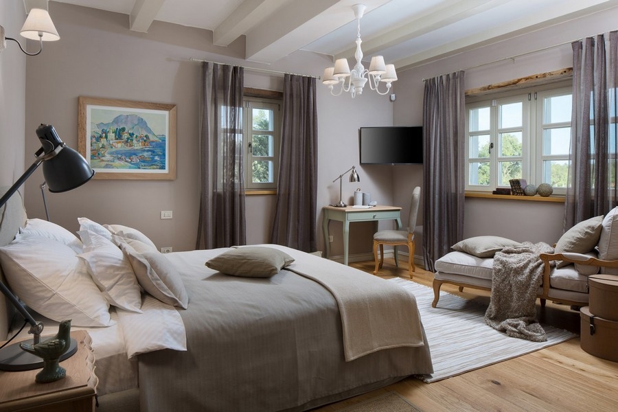 Chambre avec lit double et coin bureau dans une villa de Kanfanar