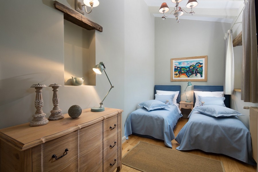 Chambre à deux lits dans une villa croate à l'intérieur élégant avec une œuvre d'art au mur,