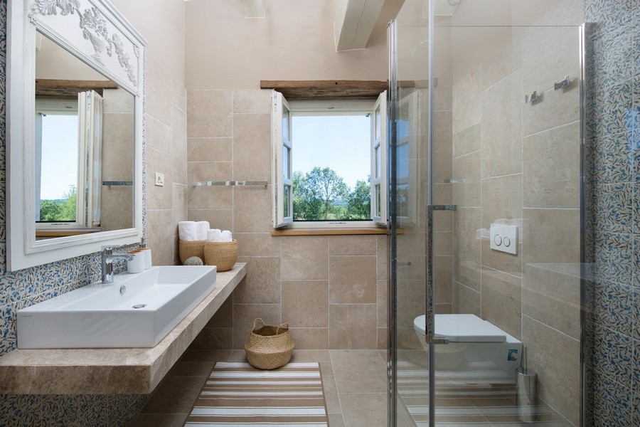 Salle de bains moderne avec douche à l'italienne et carrelage dans une villa en Istrie