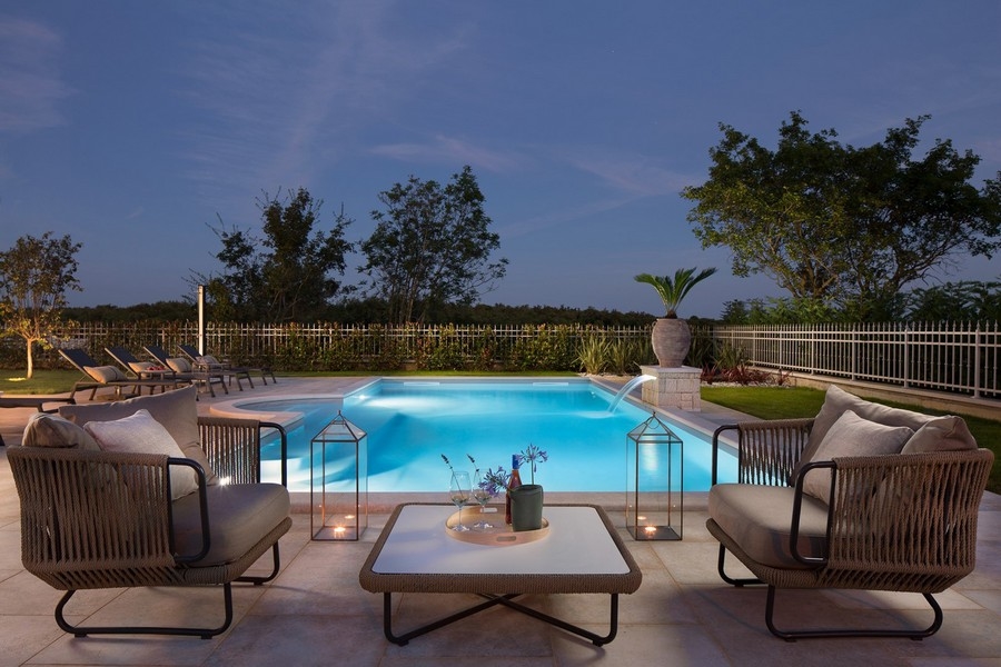 Piscine avec transats et éclairage du soir dans une villa de Kanfanar