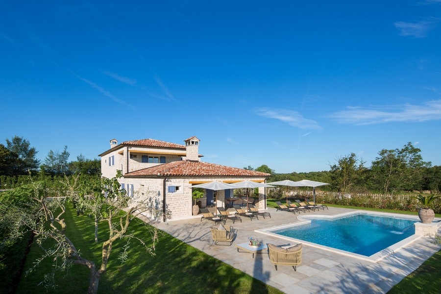 Villa avec grande piscine et espace repas couvert à Kanfanar